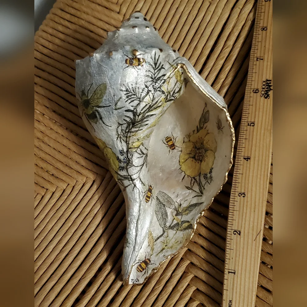 Knobbed Welk Shell in a Bee Floral Design 🤎⚜️💛⚜️ - Picture 4 of 5